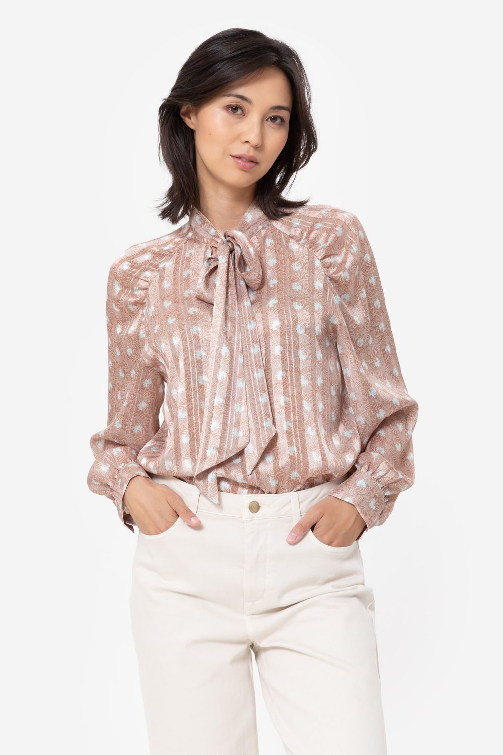 Blouse beige avec col à nœud, imprimé et détails pailletés