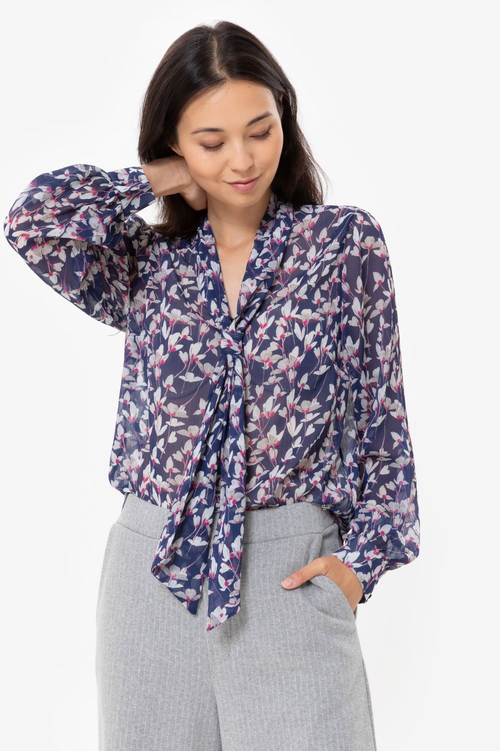 Blauw bloesje met grijs-roze bloemenprint en strik