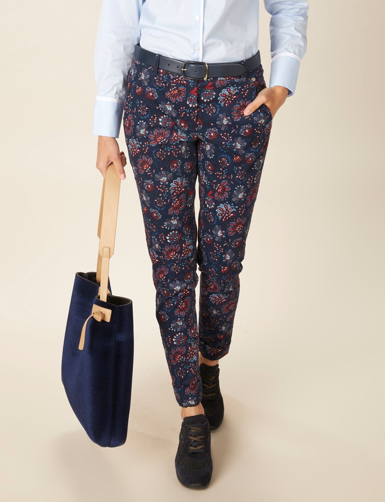 Vrouw Katoenen Chino Broek In Het Blauw