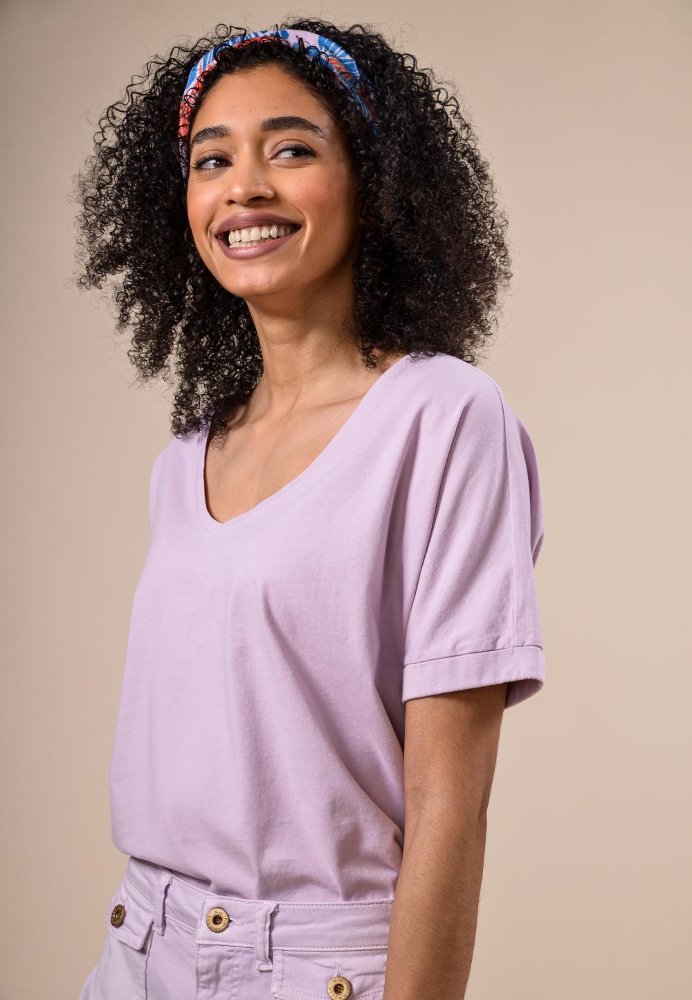 Loose V-neck T-shirt in Purple