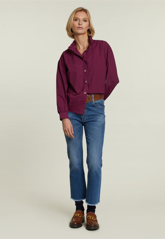 Blouse violette avec col à volants