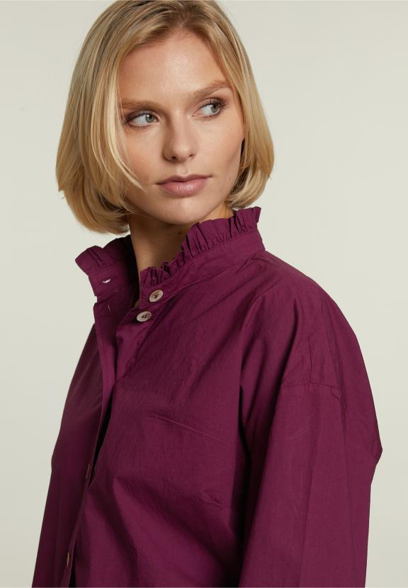 Blouse violette avec col à volants